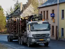 Mercedes Benz Actros V 8 mit Kurzholz beladen gesehen am 17.12.2013.