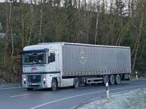 Renault Magnum fhrt talwrts auf einer kurvenreichen Strae am 17.12.2013. 