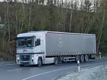 Renault Magnum f�hrt talw�rts auf einer kurvenreichen Stra�e am 17.12.2013. 