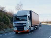Sattelzug mit DAF XF Zugmaschine gesehen am 17.12.2013.