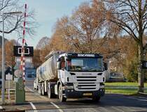 SCANIA P 420 mit Tankauflieger fhrt von Milchbauer zu Milchbauer seiner Genossenschaft um die Milch abzuholen.  16.12.2013
