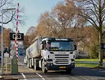 SCANIA P 420 mit Tankauflieger f�hrt von Milchbauer zu Milchbauer seiner Genossenschaft um die Milch abzuholen.  16.12.2013
