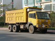 FAW-Kipper, offenbar vor der Haustür abgestellt, in Shouguang, 20.11.11