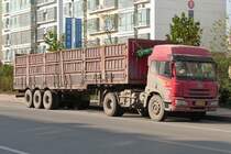 FAW-Sattelschlepper, offenbar vor der Haustür abgestellt, in Shouguang, 20.11.11