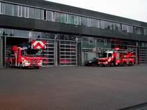 Neue und alte Mercedes Benz Atego Drehleiter am 19.12.13 in Frankfurt von einen Gehweg aus fotografiert 