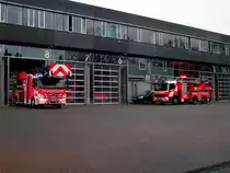 Neue und alte Mercedes Benz Atego Drehleiter am 19.12.13 in Frankfurt von einen Gehweg aus fotografiert 