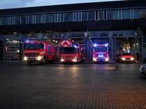 Mercedes Benz Actors TLF, Mercedes Benz Atego Drehleiter, MAN TGL HLF und Mercedes Benz Vito der Berufsfeuerwehr Frankfurt am Main stehen als Parade am 19.12.13 per Zufall fotografiert 