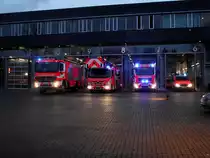 Mercedes Benz Actors TLF, Mercedes Benz Atego Drehleiter, MAN TGL HLF und Mercedes Benz Vito der Berufsfeuerwehr Frankfurt am Main stehen als Parade am 19.12.13 per Zufall fotografiert 