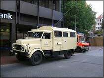 Dieser alte Hanomag des DRK war am 31.08.2003 im Dienst auf dem Altstadtfest in Gttingen. Nach den Antennen auf dem Kofferaufbau zu urteilen handelt es sich wohl um ein Funk- und/oder Fhrungsfahrzeug.