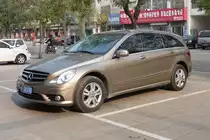 Die Mercedes R-Klasse sieht man in China häufiger als hierzulande. 
Shouguang, 25.11.11