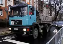 Ein älterer MAN Kipper am 19.12.13 in Frankfurt am Main