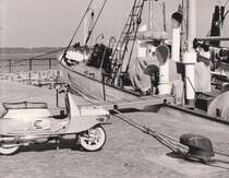 Anfang der 60er irgendwo an der Ostsee. Was der Fotograf (Gert Manske) zeigen wollte, ist im Nachhinenein nicht mehr festzustellen - jedenfalls ist eine Cezeta erkennbar.