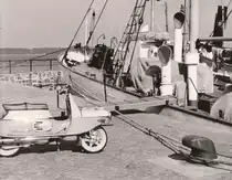 Anfang der 60er irgendwo an der Ostsee. Was der Fotograf (Gert Manske) zeigen wollte, ist im Nachhinenein nicht mehr festzustellen - jedenfalls ist eine Cezeta erkennbar.