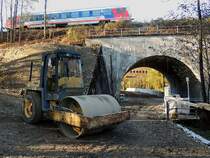 BOMAG; BW.172D; bei einer Baustelle am Bahnviadukt; 131102
