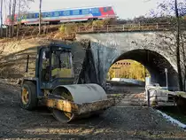 BOMAG; BW.172D; bei einer Baustelle am Bahnviadukt; 131102