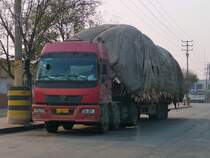 Schwer zu schleppen hat dieser Foton-Sattelzug in Shouguang, 25.11.11