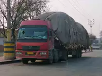 Schwer zu schleppen hat dieser Foton-Sattelzug in Shouguang, 25.11.11