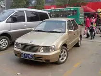 Ein Geely MR (Daihatsu Charade mit Kofferraum) in Shouguang, 26.11.11