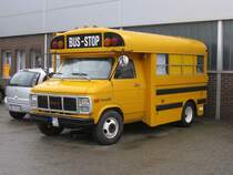 Als Wohnmobil mit Schulbus Outfit sehe ich diesen GMC Vandura 3500 an.
Gesehen habe ich ihn am 22.12.2013 in Natrup - Hagen bei Osnabrück.