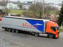 IVECO STRALIS-460 der Polnischen Spedition AGtrans durchfährt die Bezirksstadt Ried; 131220