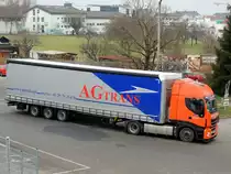 IVECO STRALIS-460 der Polnischen Spedition AGtrans durchfährt die Bezirksstadt Ried; 131220