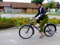 Motorfahrrad trifft mit höllischem Lärm zur Oldtimerveranstaltung Münsteuer ein; 130811