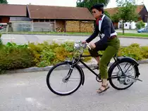 Motorfahrrad trifft mit höllischem Lärm zur Oldtimerveranstaltung Münsteuer ein; 130811