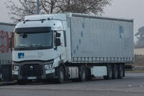 Ein neuer Renault T der Spedition ITS abgestellt auf der Rastanlage Frankenhöhe, 31.12.2013