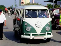 Geht´s hier zur Oldtimerveranstaltung Rottenbach? scheint der Fahrer des VW-T1 BULLI hier zu fragen; 130908