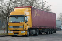 Renault Premium 460 der Spedition  Patinter  aus Portugal bei der Pause auf der Rastanlage Frankenhöhe, 31.12.2013