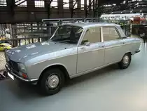 Peugeot 304 Limousine. 1969 - 1979. Der 304 war ein Millionenseller. Es gab ihn in etlichen Motorisierungsvarianten. Hier wurde ein Wagen ab Baujahr 1972 abgelichtet, erkennbar daran, das er schon mit Kopfstützen ausgerüstet ist. Classic Remise Düsseldorf am 10.01.2014.