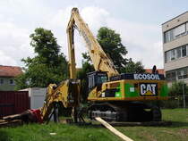 Ein Caterpiller Abrissbagger steht am 15.06.08 in Maintal