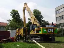 Ein Caterpiller Abrissbagger steht am 15.06.08 in Maintal