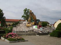 Ein CAT Bagger steht am 06.07.08 in Maintal 