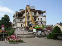 CAT Abrissbagger steht am 29.06.08 in Maintal