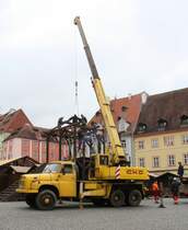 30.12.2013 Cheb / Eger. Tatra-Kran hilft beim Abbau des Weihnachtsmarktes