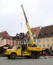 30.12.2013 Cheb / Eger. Tatra-Kran hilft beim Abbau des Weihnachtsmarktes
