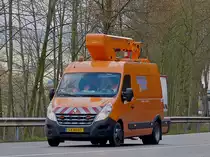 Renault Nutzfahrzeug mit Personenlift, unterwegs zur Kontrolle der Stra�enbeleuchtung am 10.01.2014.