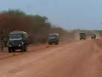 Convoy auf eine afrikanische Strasse, Sommer 2013.