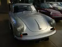 Porsche 356 B 2000 GS Carrera 2 Coupe. 1962 - 1963. Dieses exclusive Coupe wurde im September 1961 vorgestellt und wurde ab März 1962 ausgeliefert. Es war der erste Porsche 356, der mit Scheibenbremsen ausgestattet war. Der neu entwickelte 4-Zylinderboxermotor mit vier Nockenwellen leistet 130 PS aus 1.966 cm³ Hubraum. Insgesamt setzte Porsche von diesem exclusiven Modell 310 Autos ab. Die Erstauslieferung des abgelichteten Fahrzeug ging nach Italien. Classic Remise Düsseldorf am 10.01.2014.