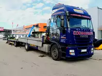 IVECO Stralis-420, wartet auf die Beladung von landwirtschaftlichen Geräten; 130909