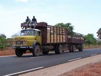 Ein MB mit Hänger auf der Strasse Moundou - Sarh (Chad) am 19/04/2013.