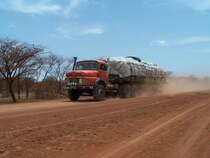 MB Sattelzug auf der Strasse Mongo - Am Timam (Chad) am 02/05/2013.