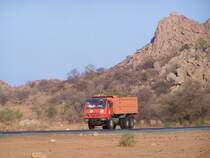 Ein Sinotruck mit Kipper auf der Strasse N'Djamena - Mongo (Chad) am 06/05/2013. Es steht auch Steyer drauf...