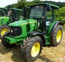 John Deere 5070M, Allradschlepper mit 4-Zyl.Turbo-Diesel und 70PS, gebaut ab 2009, Glottertler Schleppertreffen, Juli 2013