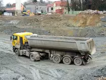 MAN TGA18.440, verlässt mit Erdaushub beladen, die Baugrube; 131129