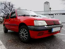 PEUGEOT-205,Forever; hat sich mit kleinen Schneeresten am Parkplatz eingefunden; 131130