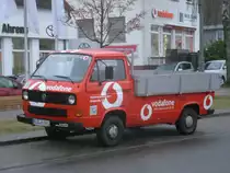 Gleich in der Nähe von diesem VW war auch der entsprechene Laden für die,der VW Werbung machte.Aufgenommen am 16.Januar 2014,in Bergen/Rügen.