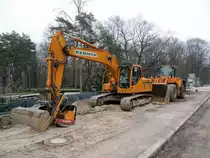 Volvo Kettenbagger u. Radlader am 19.01.2014 an der Heerstr./Freybrücke in Berlin-Spandau.