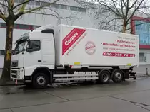 Volvo FH 420 Wechselbrücken- Fzg. am 08.12.2013 in Bln.-Charlottenburg. Das Bild ist nicht schief , die Schräglage vom Fzg. kommt von der nachlassenden Luftfederung der beiden hinteren Achsen.